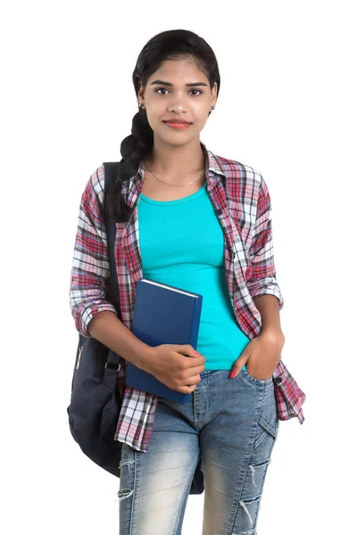 Młoda Hinduska Kobieta Plecakiem Stojąca Trzymająca Zeszyty Pozująca Białym Tle — Zdjęcie stockowe