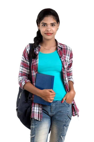 Sırt Çantalı Genç Hintli Kadın Ayakta Duruyor Elinde Defterlerle Beyaz — Stok fotoğraf