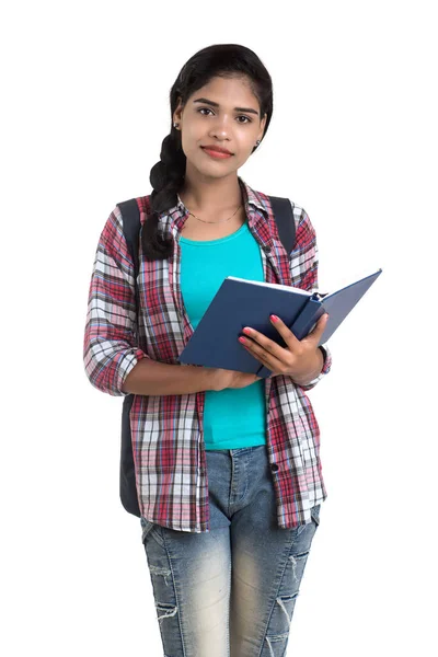 Молодая Индийская Женщина Рюкзаком Стоя Держа Ноутбуки Позируя Белом Фоне — стоковое фото