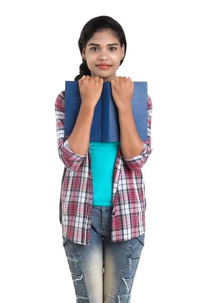 年轻的印度妇女 背着背包 站在那里 拿着笔记本 摆出一副白色的背影 — 图库照片