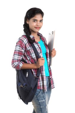 Sırt çantalı genç Hintli kadın beyaz bir zeminde duran ve beyaz tahta tutan,.