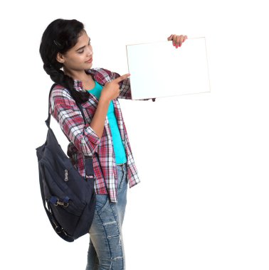 Sırt çantalı genç Hintli kadın beyaz bir zeminde duran ve beyaz tahta tutan,.