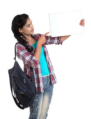 Sırt çantalı genç Hintli kadın beyaz bir zeminde duran ve beyaz tahta tutan,.