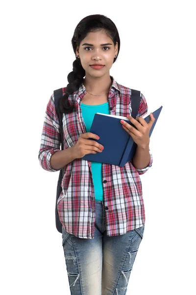 Mujer India Joven Con Mochila Pie Celebración Cuadernos Posando Sobre —  Fotos de Stock