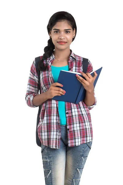 Молодая Индийская Женщина Рюкзаком Стоя Держа Ноутбуки Позируя Белом Фоне — стоковое фото