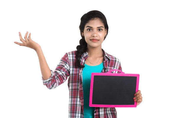 Hermosa Joven Sosteniendo Posando Con Una Pizarra Sobre Fondo Blanco — Foto de Stock