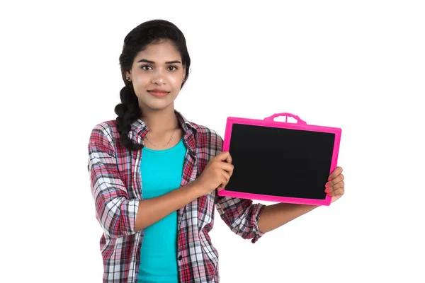 Hermosa Joven Sosteniendo Posando Con Una Pizarra Sobre Fondo Blanco — Foto de Stock