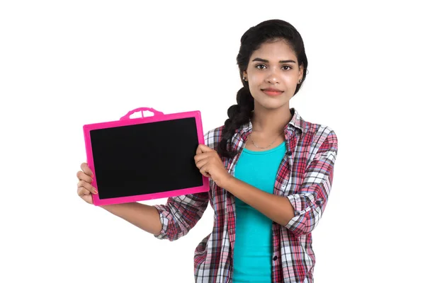 Menina Bonita Segurando Posando Com Uma Ardósia Quadro Fundo Branco — Fotografia de Stock