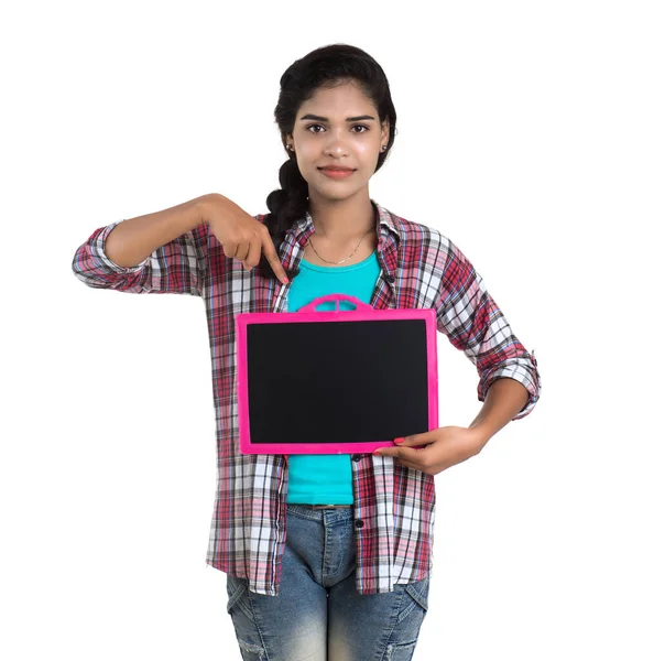 Hermosa Joven Sosteniendo Posando Con Una Pizarra Sobre Fondo Blanco — Foto de Stock