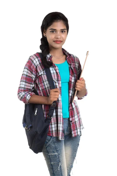 年轻的印度女人 背着背包站着 拿着白板 摆出一副白色的背影 — 图库照片