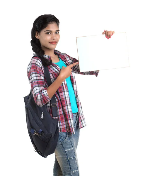 Mujer India Joven Con Mochila Pie Sosteniendo Tablero Blanco Posando — Foto de Stock