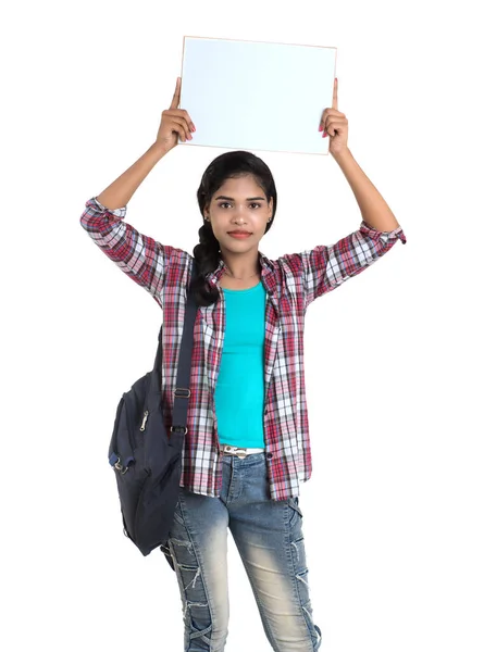Młoda Hinduska Kobieta Plecakiem Stojącym Trzymającym Białą Planszę Pozująca Białym — Zdjęcie stockowe