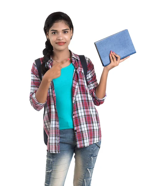 Wanita India Muda Dengan Ransel Berdiri Dan Memegang Notebook Berpose — Stok Foto