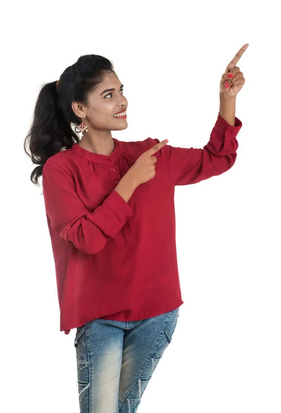 Menina Sorrindo Jovem Apontando Dedos Para Copiar Espaço Fundo Branco — Fotografia de Stock