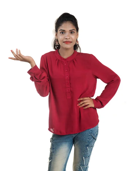 Menina Sorrindo Jovem Apontando Dedos Para Copiar Espaço Fundo Branco — Fotografia de Stock