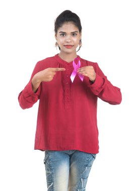 Sağlık ve tıp konsepti - genç kadın elleri pembe meme kanseri farkındalığı kurdelesi tutuyor