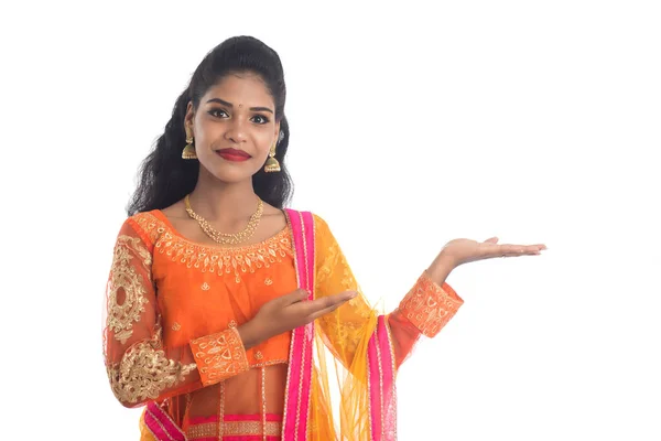 Portrait Jeune Femme Traditionnelle Indienne Joyeuse Présentant Quelque Chose Main — Photo