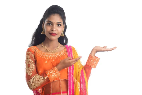 Portret Wesołej Indyjskiej Tradycyjnej Młodej Kobiety Prezentującej Coś Pod Ręką — Zdjęcie stockowe