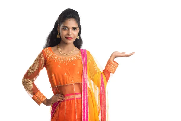 明るいインドの伝統的な若い女性の肖像画は 白い背景に彼女の手のひらにコピースペースを示し 手に何かを提示 — ストック写真