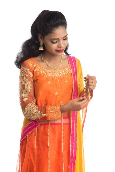 Menina Indiana Bonita Mostrando Rakhi Por Ocasião Raksha Bandhan Irmã — Fotografia de Stock