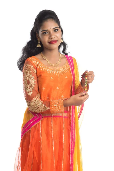 Hermosa Chica India Mostrando Rakhi Con Motivo Raksha Bandhan Hermana — Foto de Stock