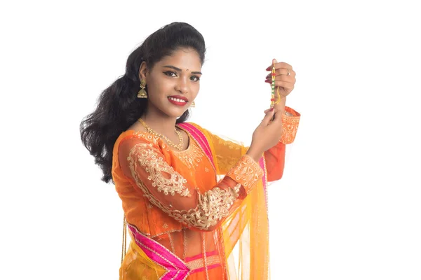 Hermosa Chica India Mostrando Rakhi Con Motivo Raksha Bandhan Hermana — Foto de Stock