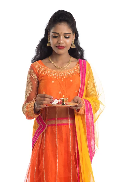 Mooi Indisch Jong Meisje Holding Pooja Thali Het Uitvoeren Van — Stockfoto