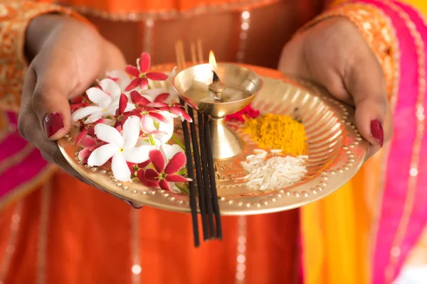 Hermosa Joven India Sosteniendo Pooja Thali Realizando Adoración Sobre Fondo — Foto de Stock