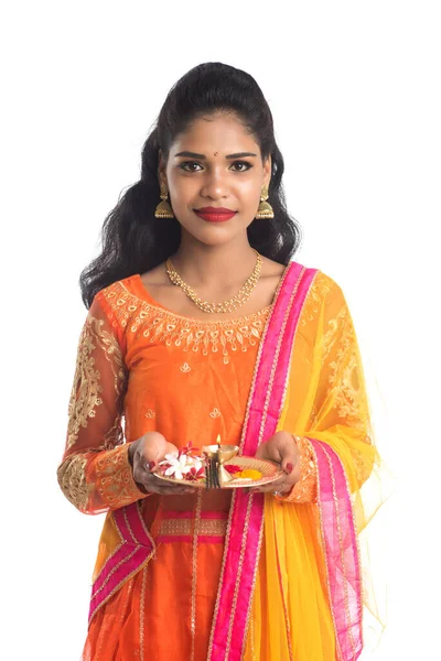 Mooi Indisch Jong Meisje Holding Pooja Thali Het Uitvoeren Van — Stockfoto