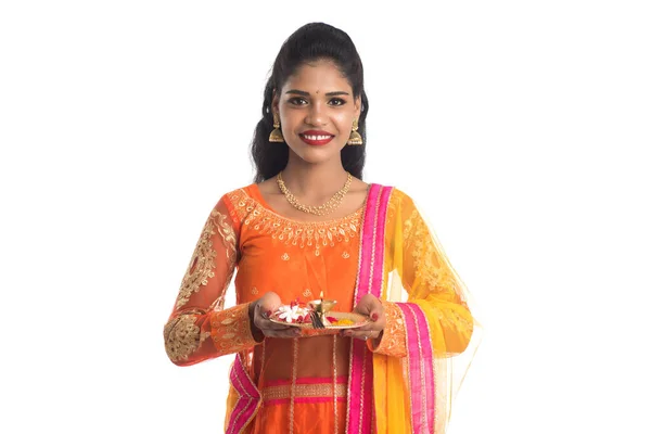 Schönes Indisches Junges Mädchen Mit Pooja Thali Oder Anbetung Auf — Stockfoto