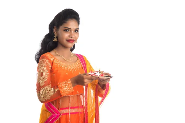 Menina Indiana Bonita Segurando Pooja Thali Realizando Adoração Fundo Branco — Fotografia de Stock