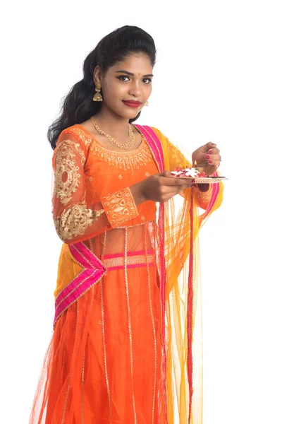 Mooi Indisch Jong Meisje Holding Pooja Thali Het Uitvoeren Van — Stockfoto