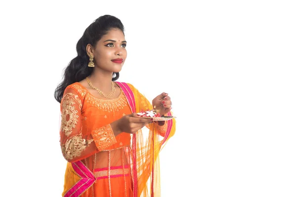 Menina Indiana Bonita Segurando Pooja Thali Realizando Adoração Fundo Branco — Fotografia de Stock