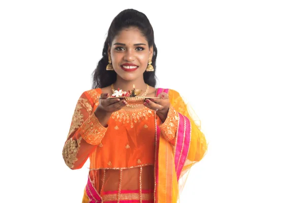 Menina Indiana Bonita Segurando Pooja Thali Realizando Adoração Fundo Branco — Fotografia de Stock