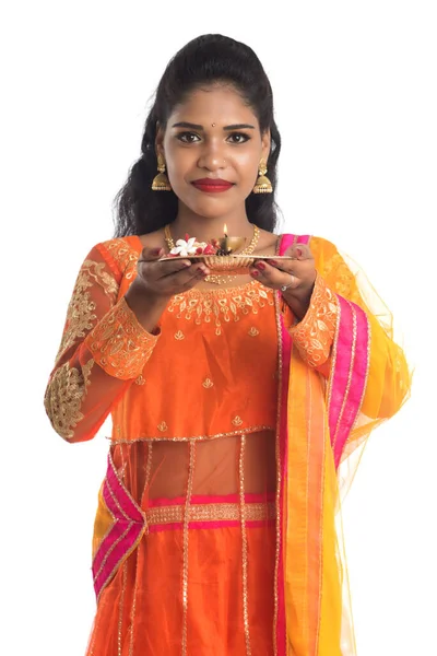 Gyönyörű Indiai Fiatal Lány Gazdaság Pooja Thali Vagy Teljesítő Istentisztelet — Stock Fotó