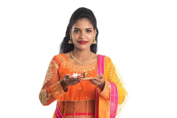 Mooi Indisch Jong Meisje Holding Pooja Thali Het Uitvoeren Van — Stockfoto