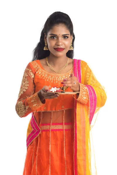 Красивая Индийская Молодая Девушка Держащая Пуджа Тали Совершающая Богослужения Белом — стоковое фото