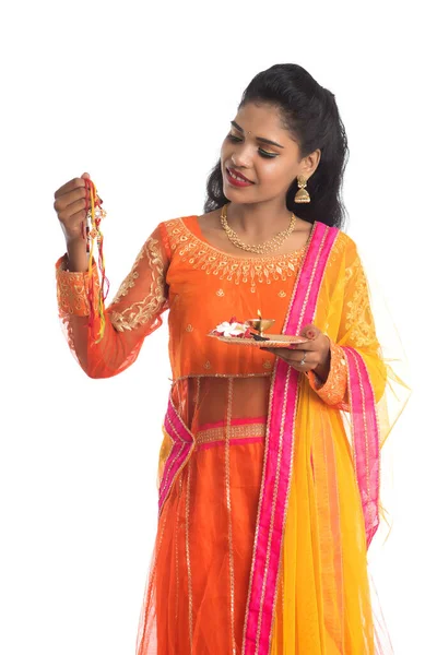 在Raksha Bandhan节 一位美丽的印度女孩带着克丽嘉 塔利展示了Rakhi 姐姐领带拉吉象征着对她哥哥的挚爱 — 图库照片