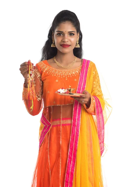 Hermosa Chica India Mostrando Rakhi Con Pooja Thali Con Motivo — Foto de Stock