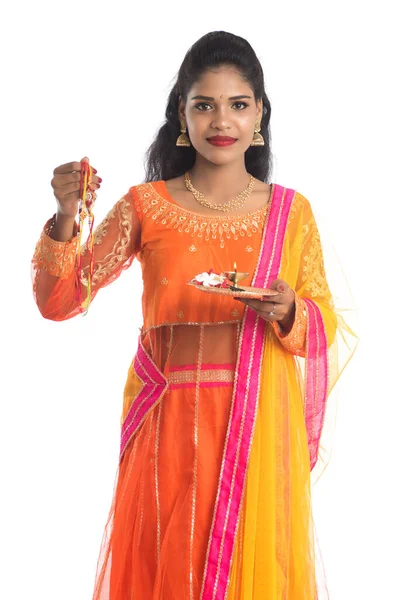 Prachtig Indiaas Meisje Dat Rakhi Met Pooja Thali Laat Zien — Stockfoto