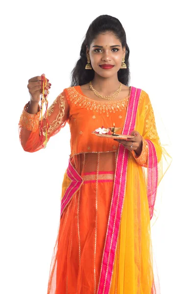 Menina Indiana Bonita Mostrando Rakhi Com Pooja Thali Por Ocasião — Fotografia de Stock