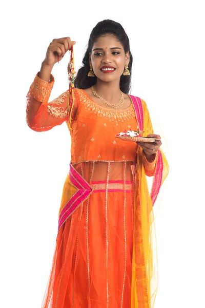 Красивая Индийская Девушка Показывает Ракхи Пуджа Тхали Случаю Ракша Бандхан — стоковое фото