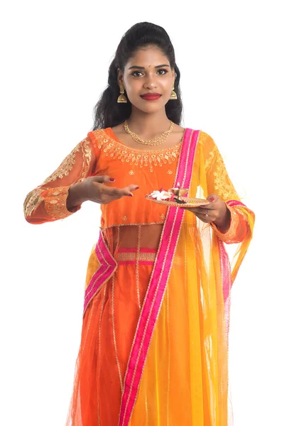 Schönes Indisches Junges Mädchen Mit Pooja Thali Oder Anbetung Auf — Stockfoto