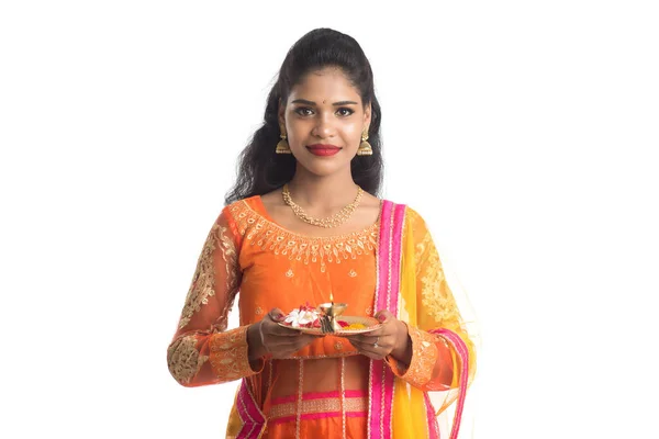 Menina Indiana Bonita Segurando Pooja Thali Realizando Adoração Fundo Branco — Fotografia de Stock