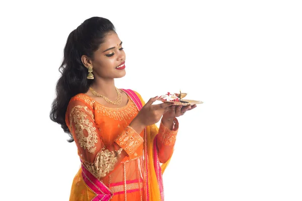 Menina Indiana Bonita Segurando Pooja Thali Realizando Adoração Fundo Branco — Fotografia de Stock