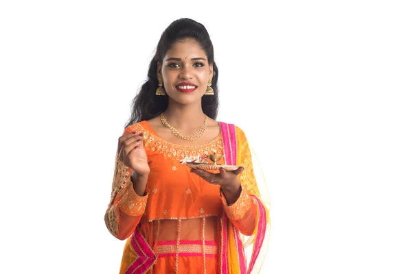 Mooi Indisch Jong Meisje Holding Pooja Thali Het Uitvoeren Van — Stockfoto