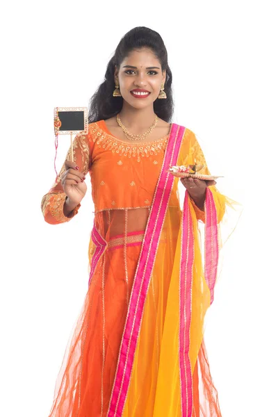 Menina Indiana Bonita Mostrando Rakhi Por Ocasião Raksha Bandhan Com — Fotografia de Stock
