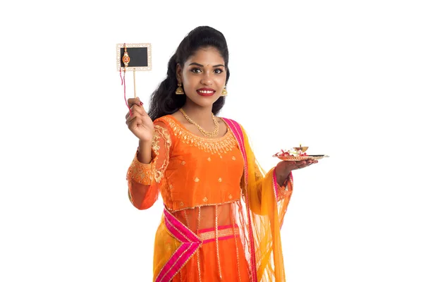 Vacker Indisk Flicka Visar Rakhi Samband Med Raksha Bandhan Med — Stockfoto