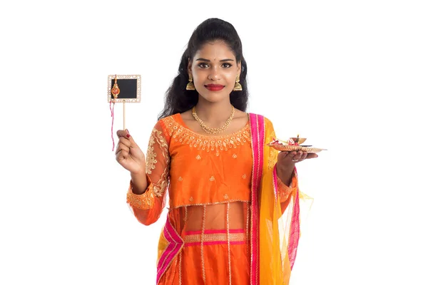 Krásná Indická Dívka Ukazující Rakhi Příležitosti Raksha Bandhan Pooja Thali — Stock fotografie