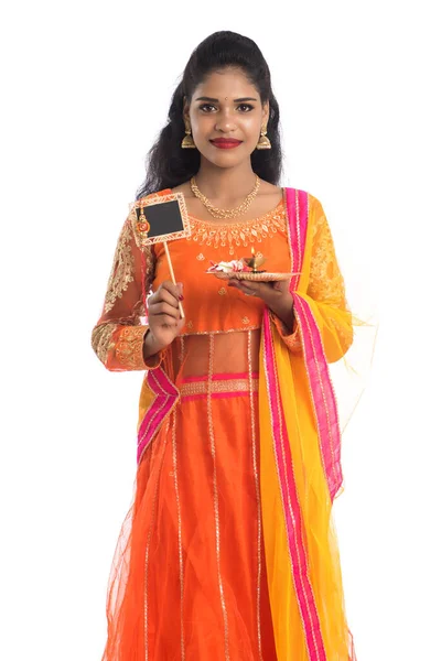 在Raksha Bandhan的时候展示Rakhi的美丽的印度女孩 她穿着便衣和黑板衫 姐姐领带拉吉象征着对她哥哥的挚爱 — 图库照片
